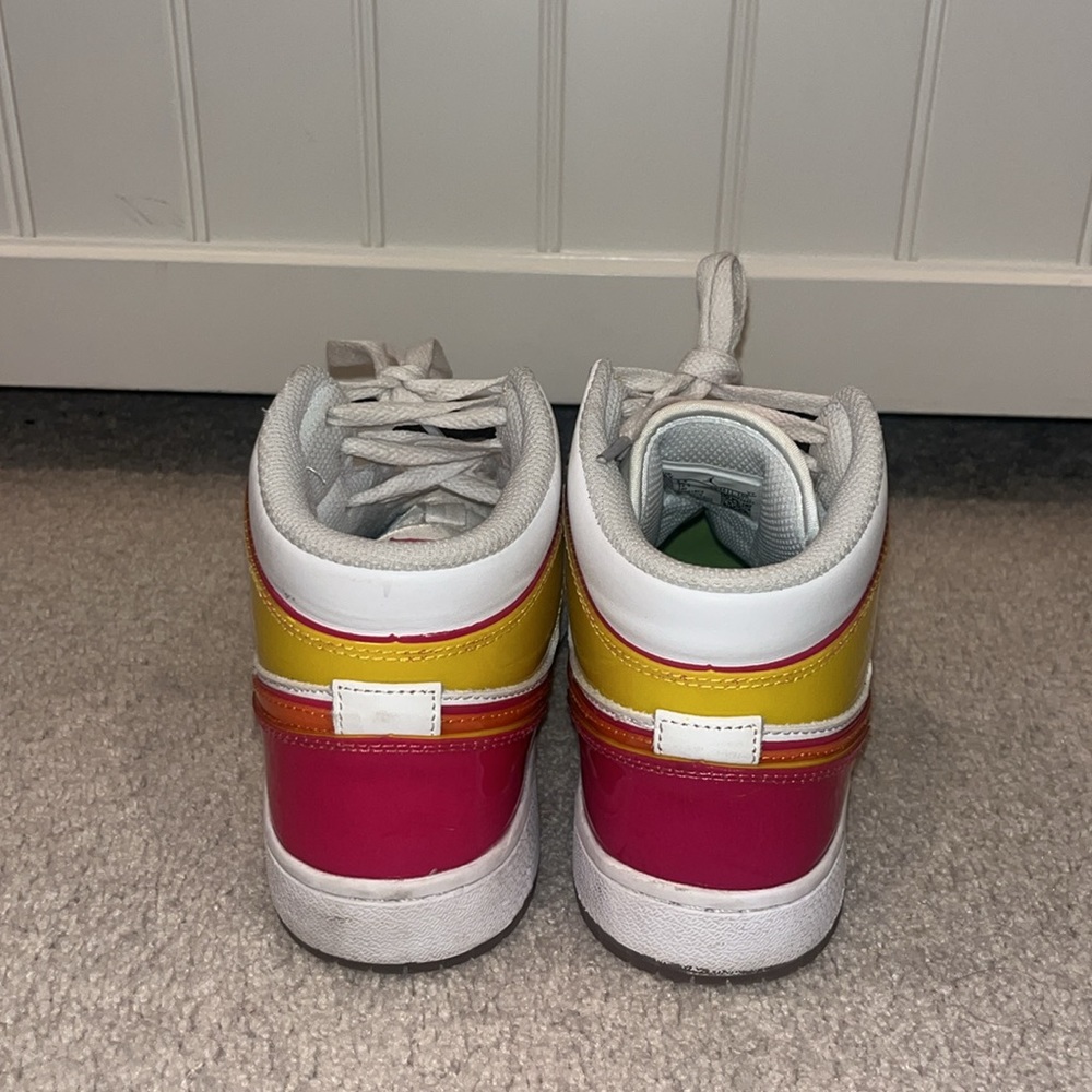 Air Jordan 1 Mid Edge Glow (GS) - Picture 3 of 14